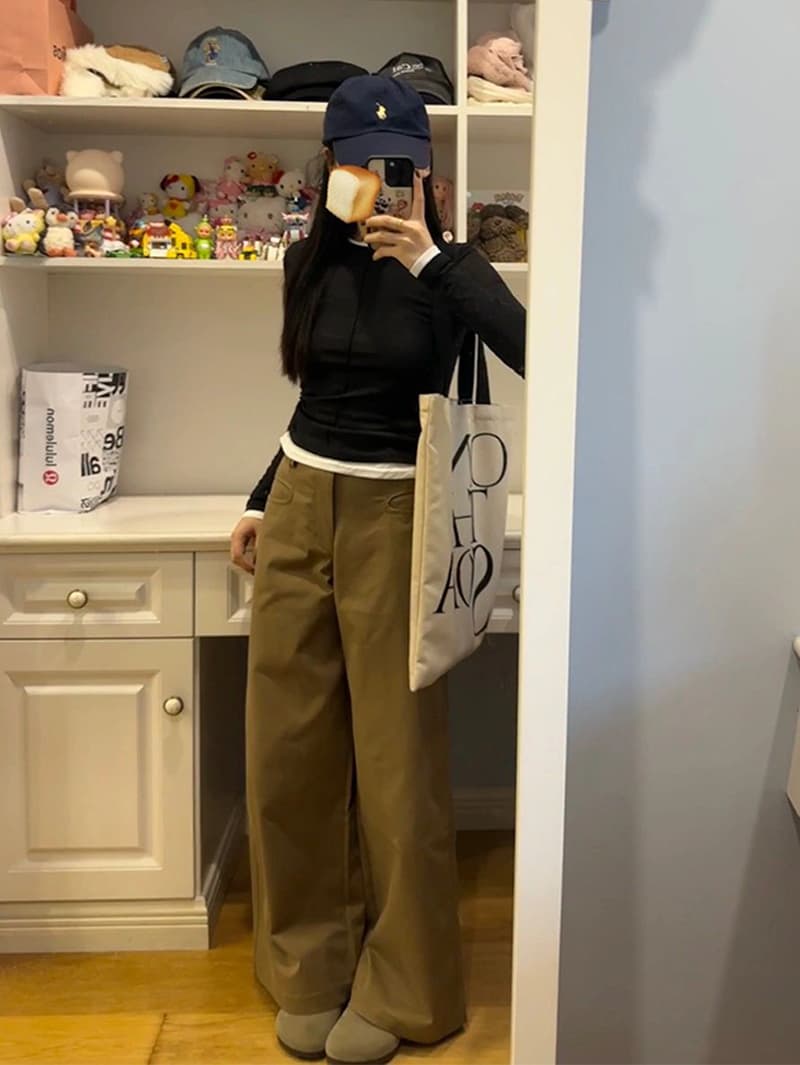 ベージュコーデ ゆったりワイドシルエットパンツ