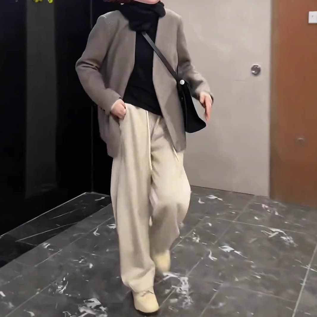 ベージュコーデ ドレープゆったりストレートパンツ