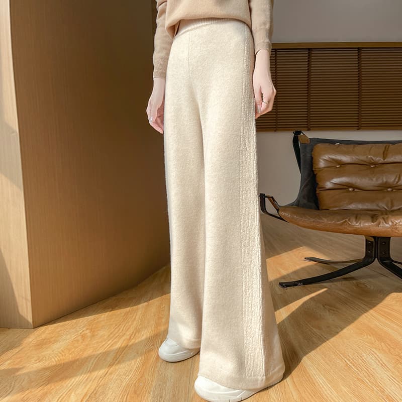 ベージュコーデ しなやかニットロングパンツ