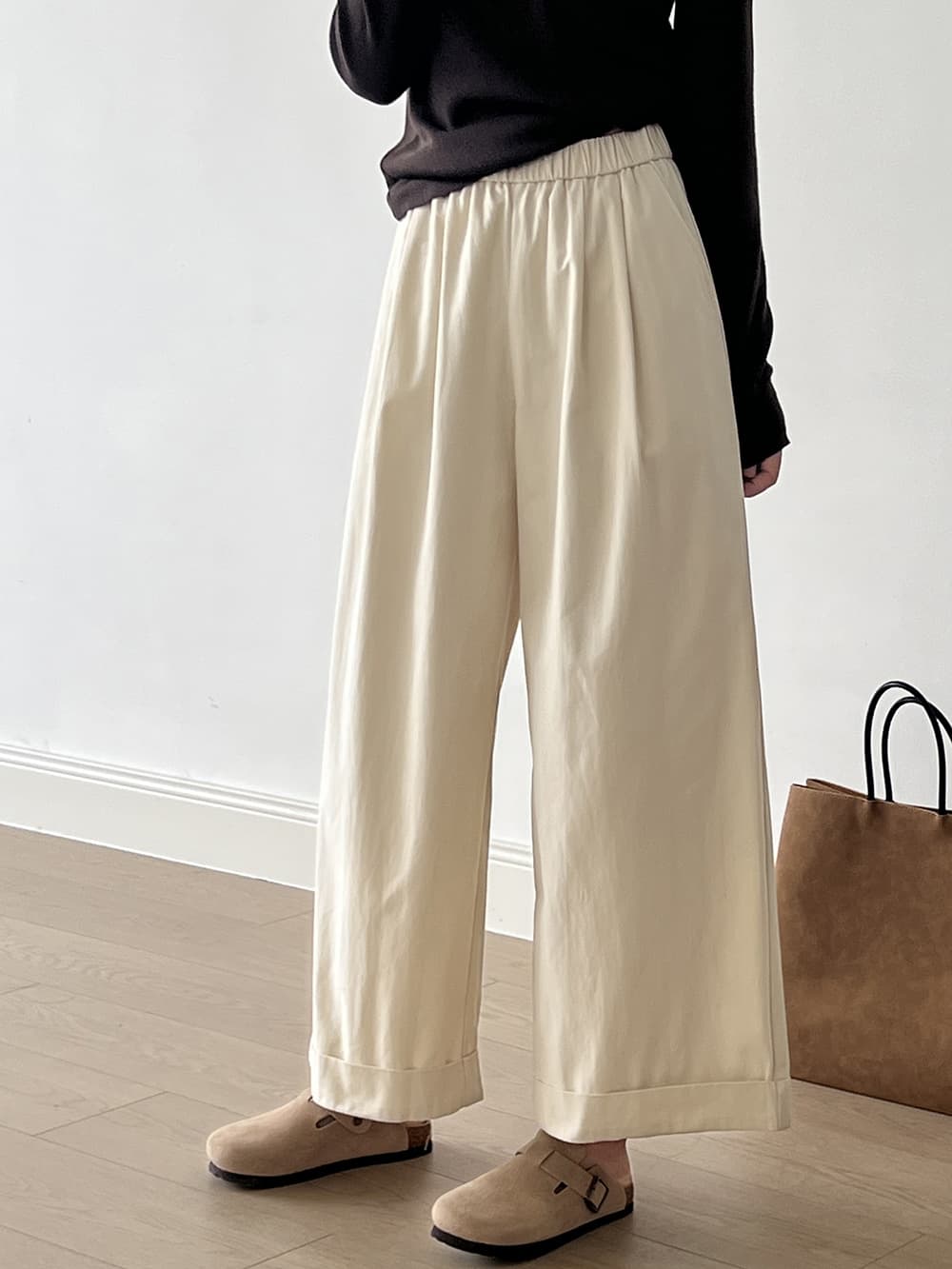 ベージュコーデ ゆったりワイドパンツ リラックスシルエット