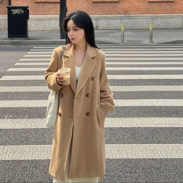 ベージュコーデ 上品な大人のロングコート