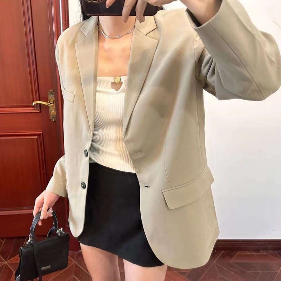ベージュコーデ やわらか素材のオフィスジャケット