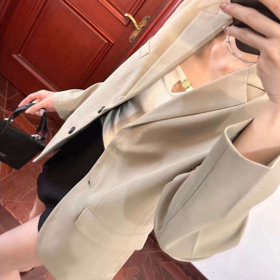 ベージュコーデ やわらか素材のオフィスジャケット