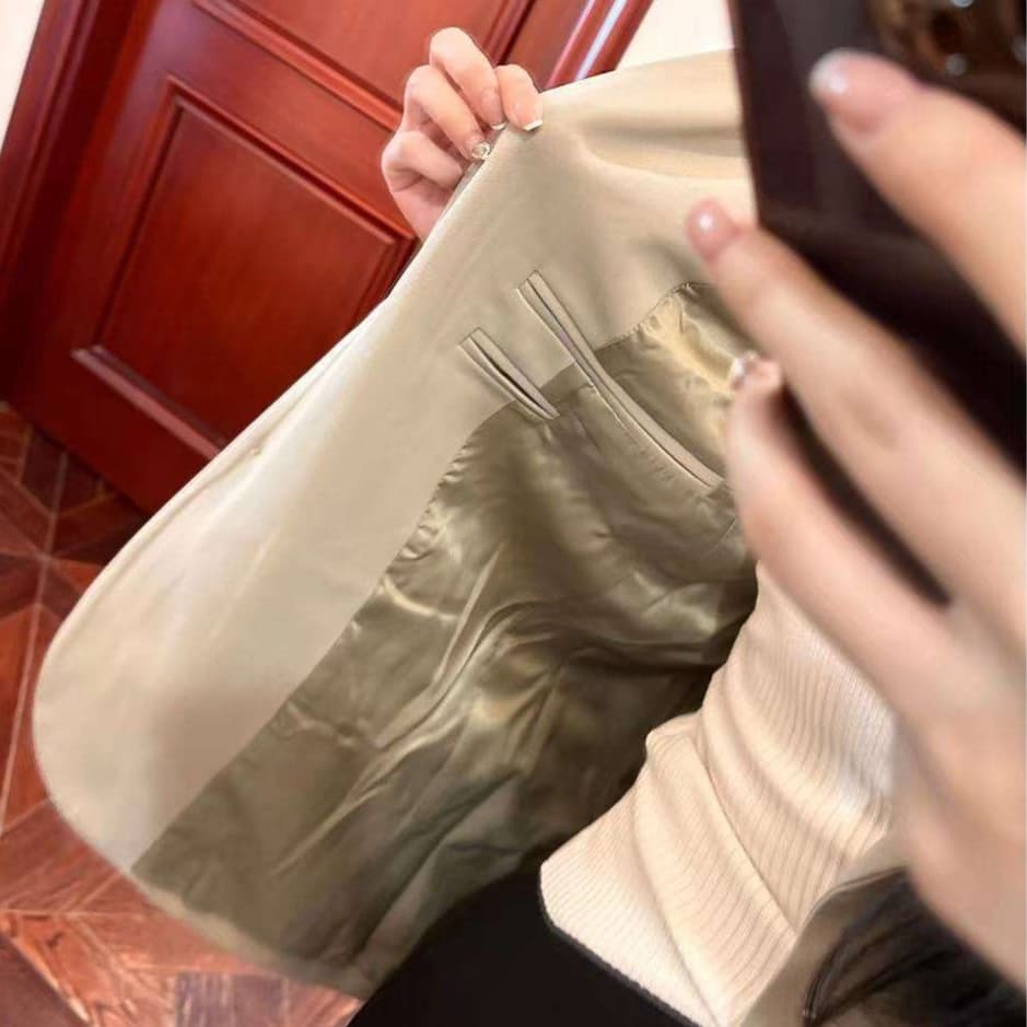 ベージュコーデ やわらか素材のオフィスジャケット