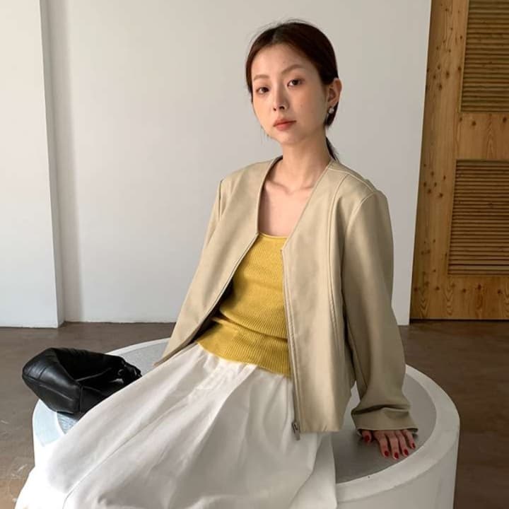 ベージュコーデ なめらかレザー調ジャケット