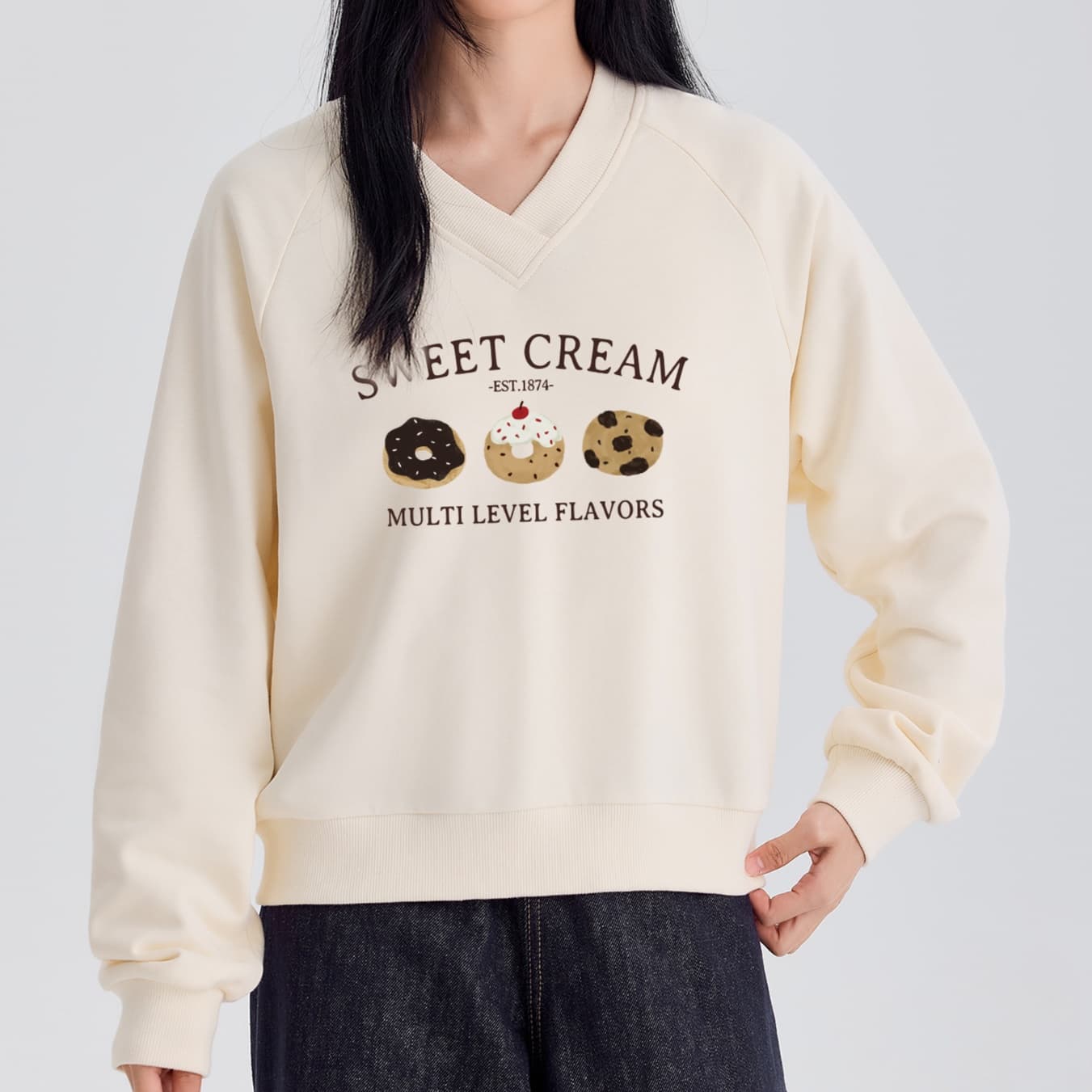 ベージュコーデ お菓子モチーフロゴスウェット