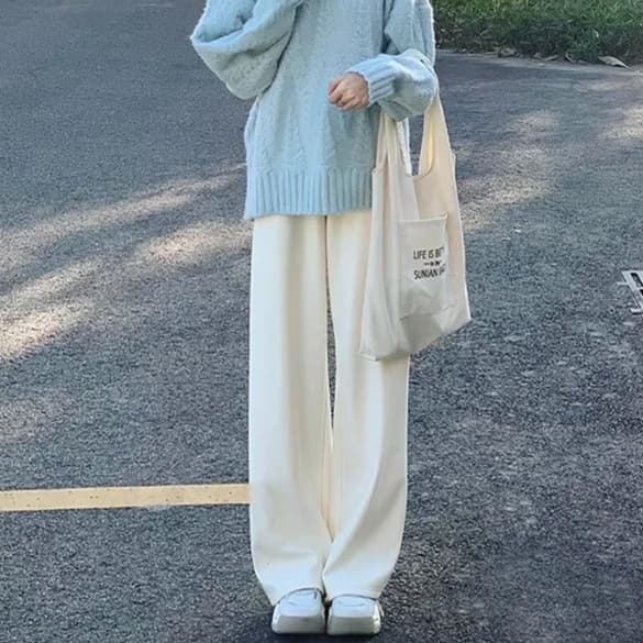 ベージュコーデ すっきりニット合わせストレートパンツ