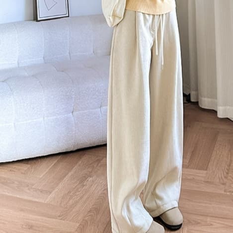 ベージュコーデ しなやかワイドパンツ