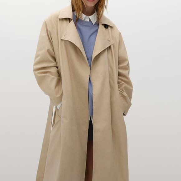 ベージュコーデ 上品な印象のロングトレンチコート