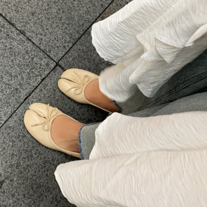 ベージュコーデ やわらか蝶結びバレエシューズ