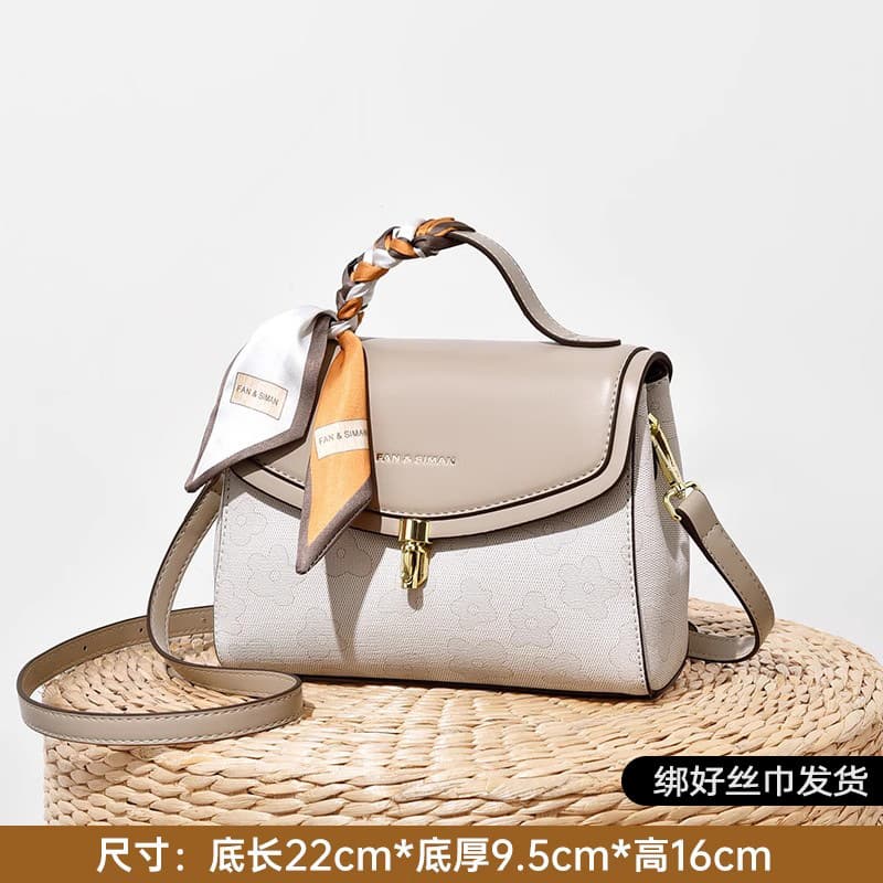 ベージュコーデ フロントロック金具 ショルダーバッグ