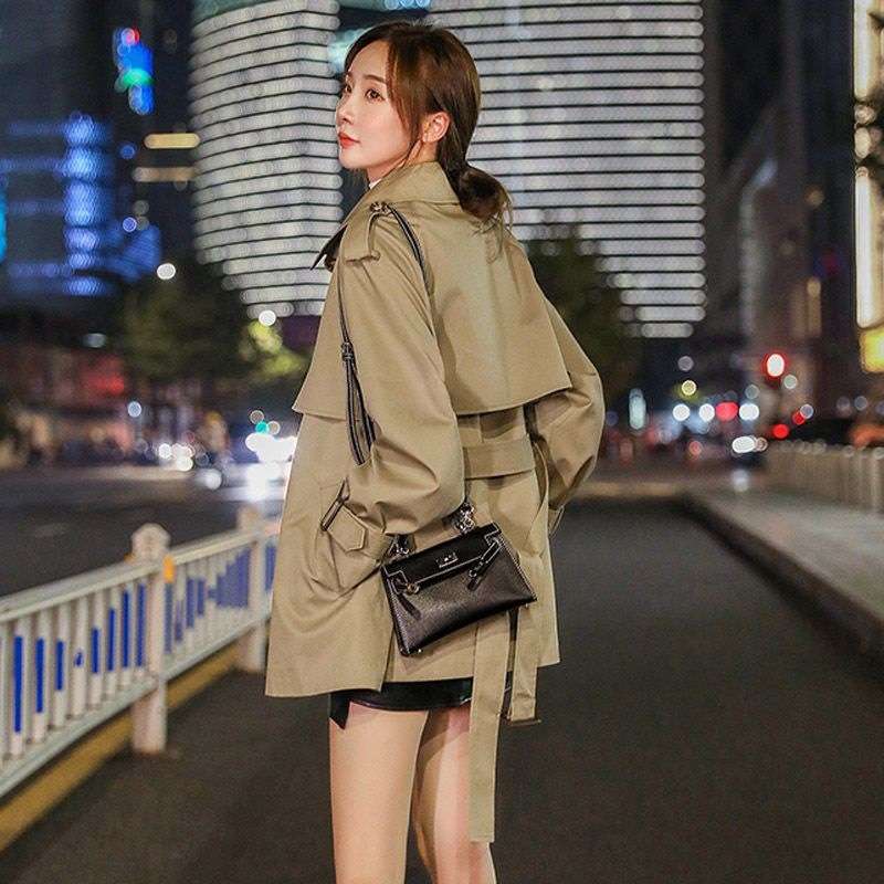 ベージュコーデ クラシカルトレンチコート
