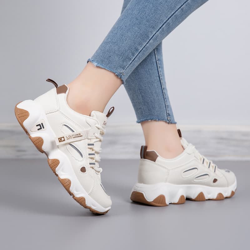ベージュコーデ 波状厚底スニーカー