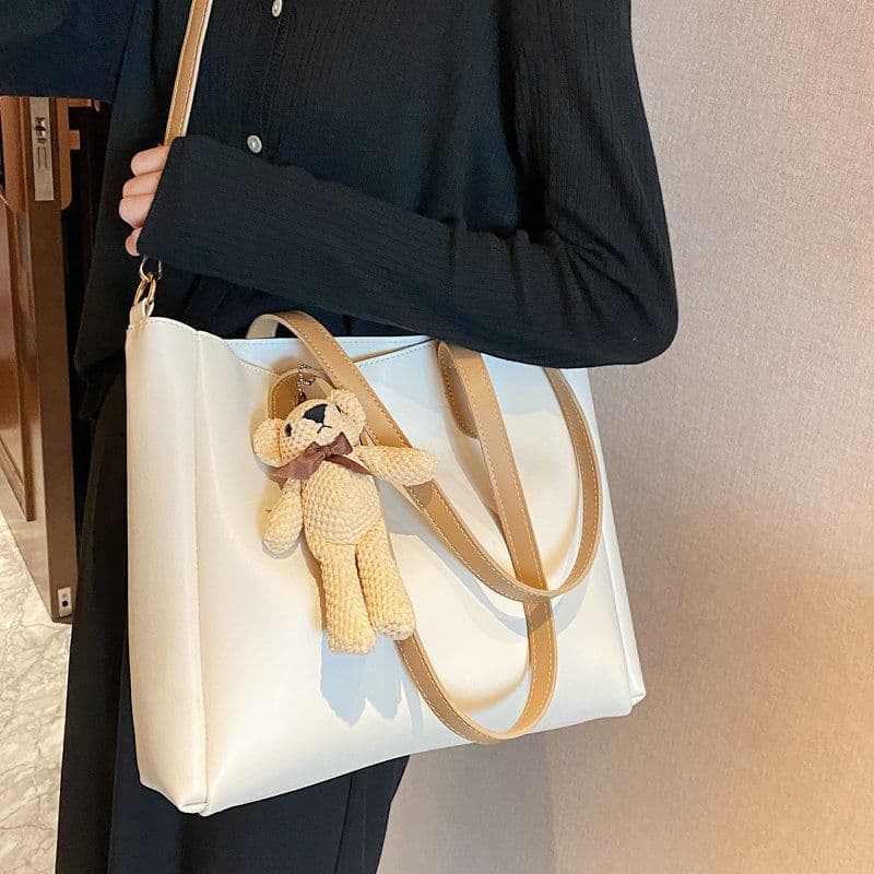 ベージュコーデ くまチャーム付き手提げバッグ