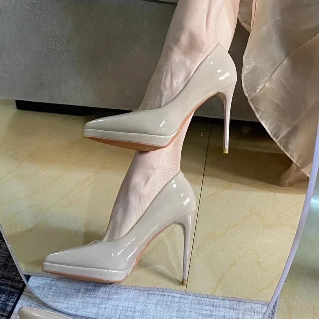 ベージュコーデ 艶やかスリムヒールパンプス