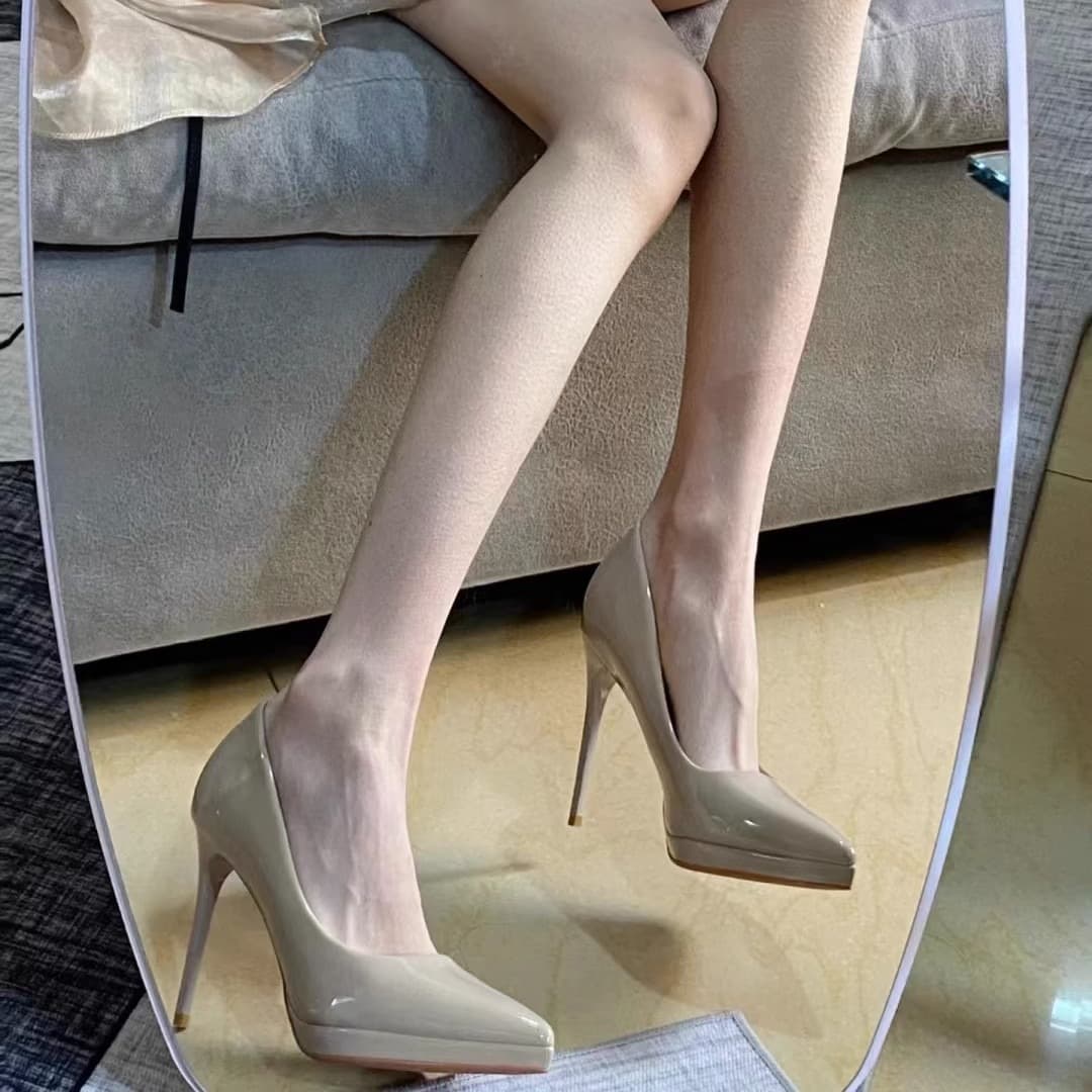 ベージュコーデ 艶やかスリムヒールパンプス