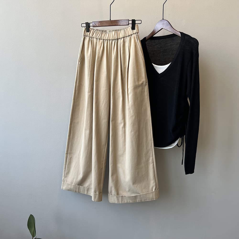 ベージュコーデ ゆったりワイドパンツ リラックスシルエット