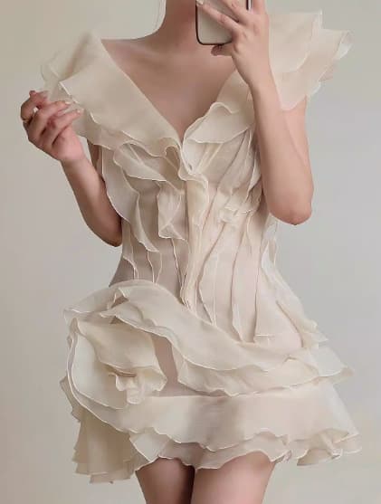 ベージュコーデ 優美な花びらのようなフリルミニワンピース
