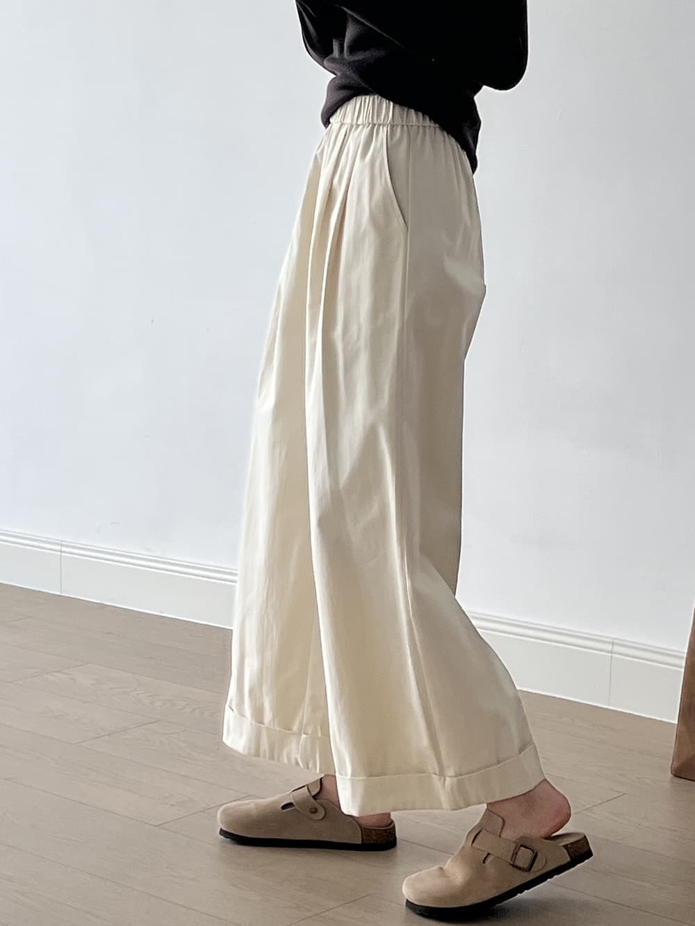 ベージュコーデ ゆったりワイドパンツ リラックスシルエット