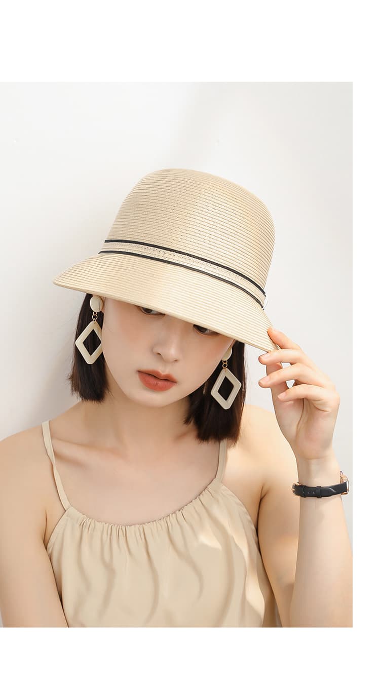 ベージュコーデ 夏の日差し避け リボン装飾麦わら帽子