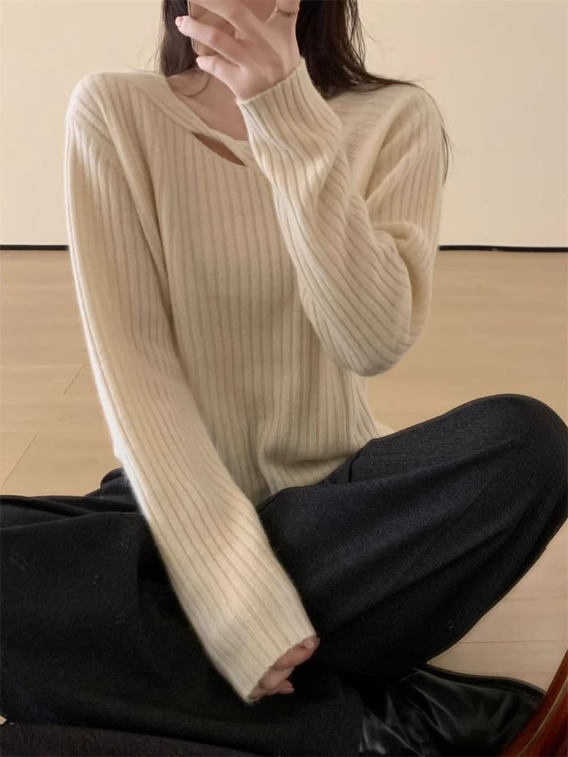ベージュコーデ 切り込み入りリブニットプルオーバー