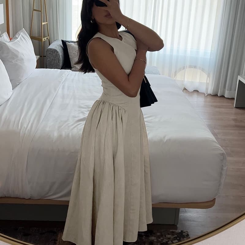ベージュコーデ 優美シルエットふんわりタック入りワンピース