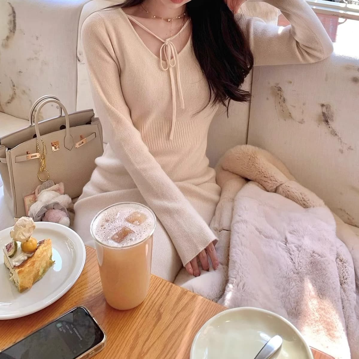 ベージュコーデ 胸元リボンニットワンピース
