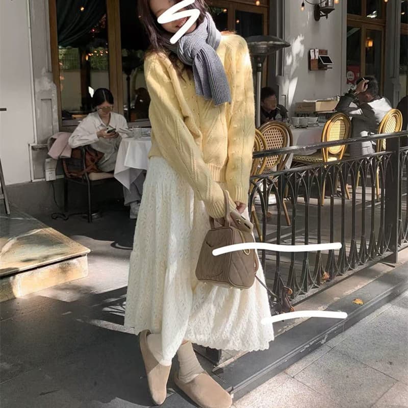 ベージュコーデ 透かし編みロングスカート