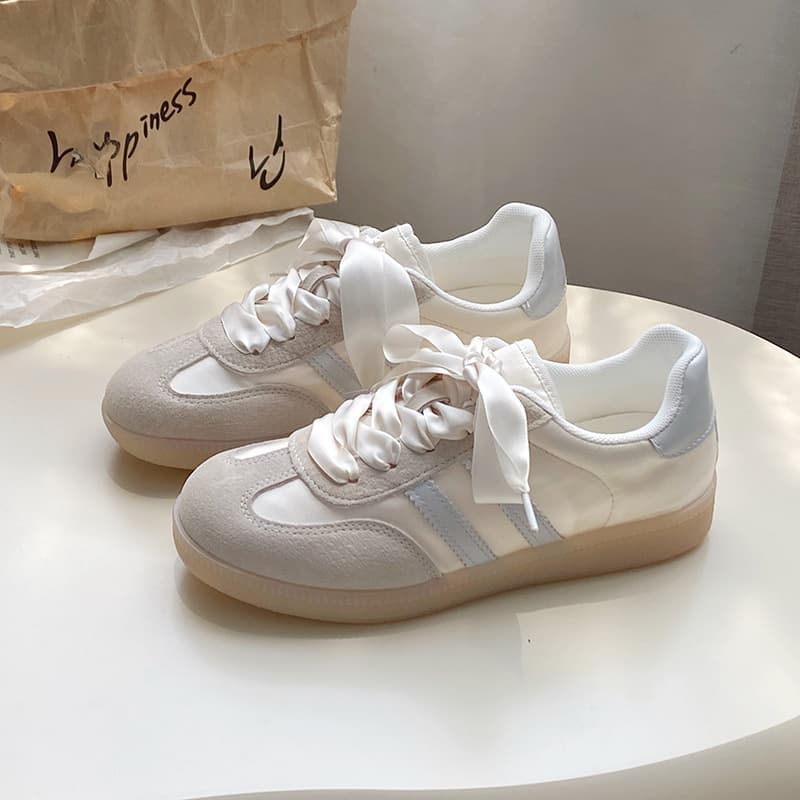 ベージュコーデ リボンレース スエード調スニーカー