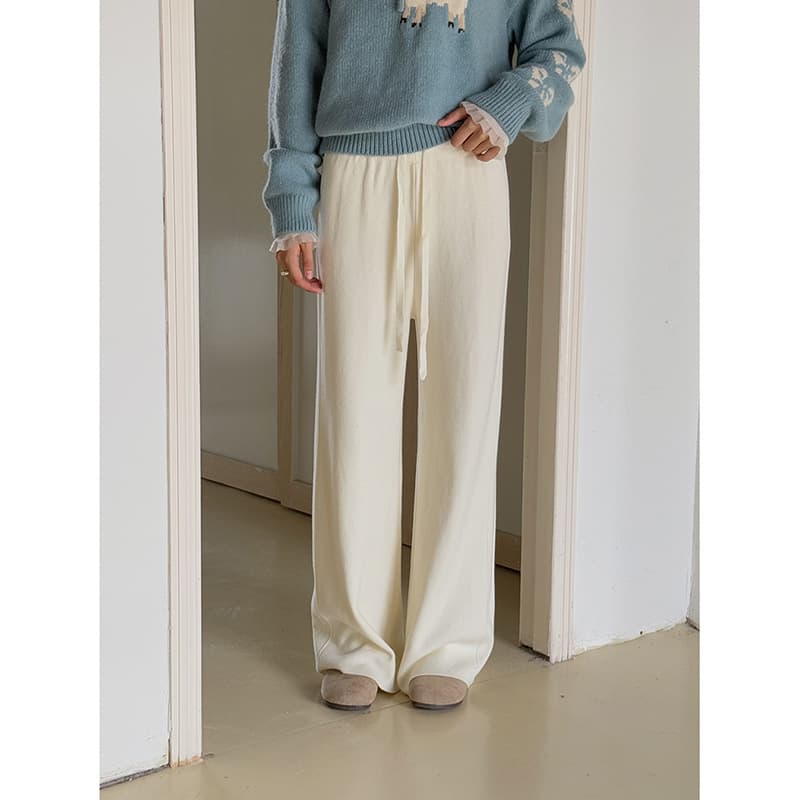 ベージュコーデ ゆったりワイドストレートパンツ