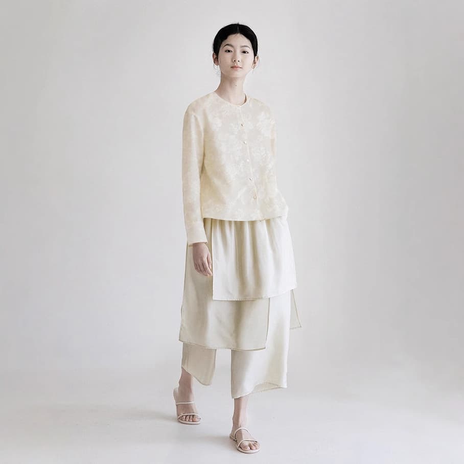 ベージュコーデ シャーリング刺繍入りジャケット