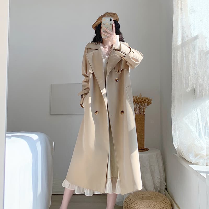 ベージュコーデ クラシックな魅力を纏う – ロングトレンチコート