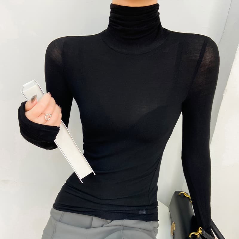 ベージュコーデ 薄手フィット タートルネックカットソー
