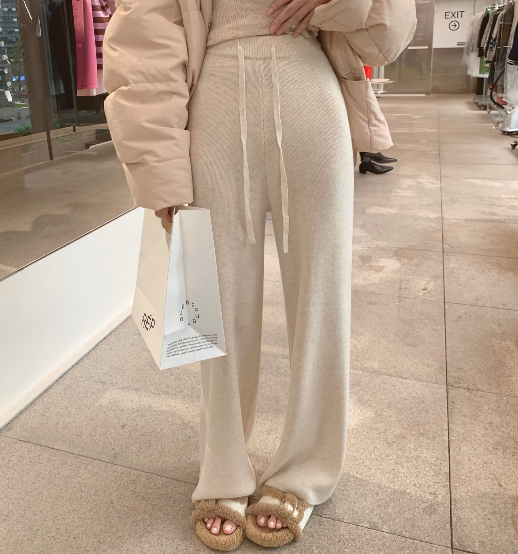 ベージュコーデ ワイドストレートロングパンツ