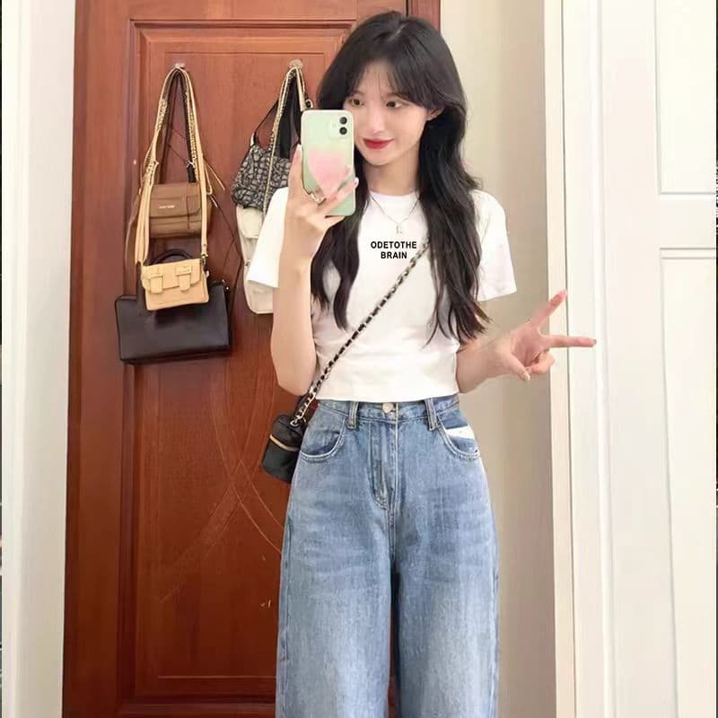 ベージュコーデ カリフォルニアロゴ入りカジュアルTシャツ