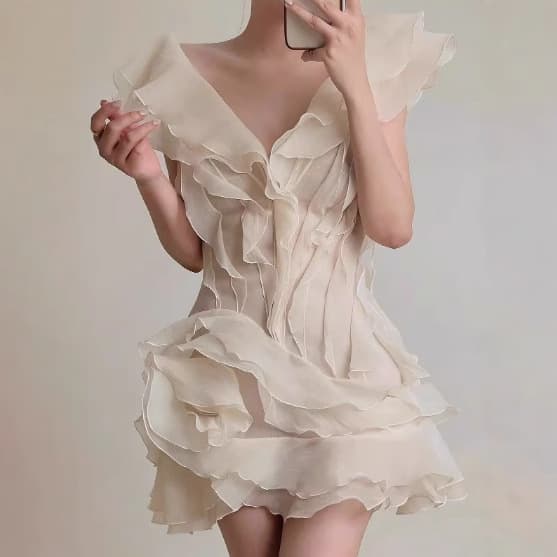ベージュコーデ 優美な花びらのようなフリルミニワンピース