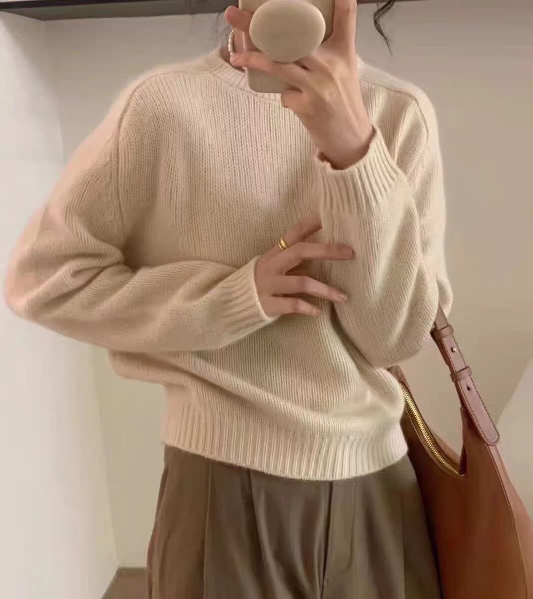 ベージュコーデ リブ編み長袖ハイネックニット