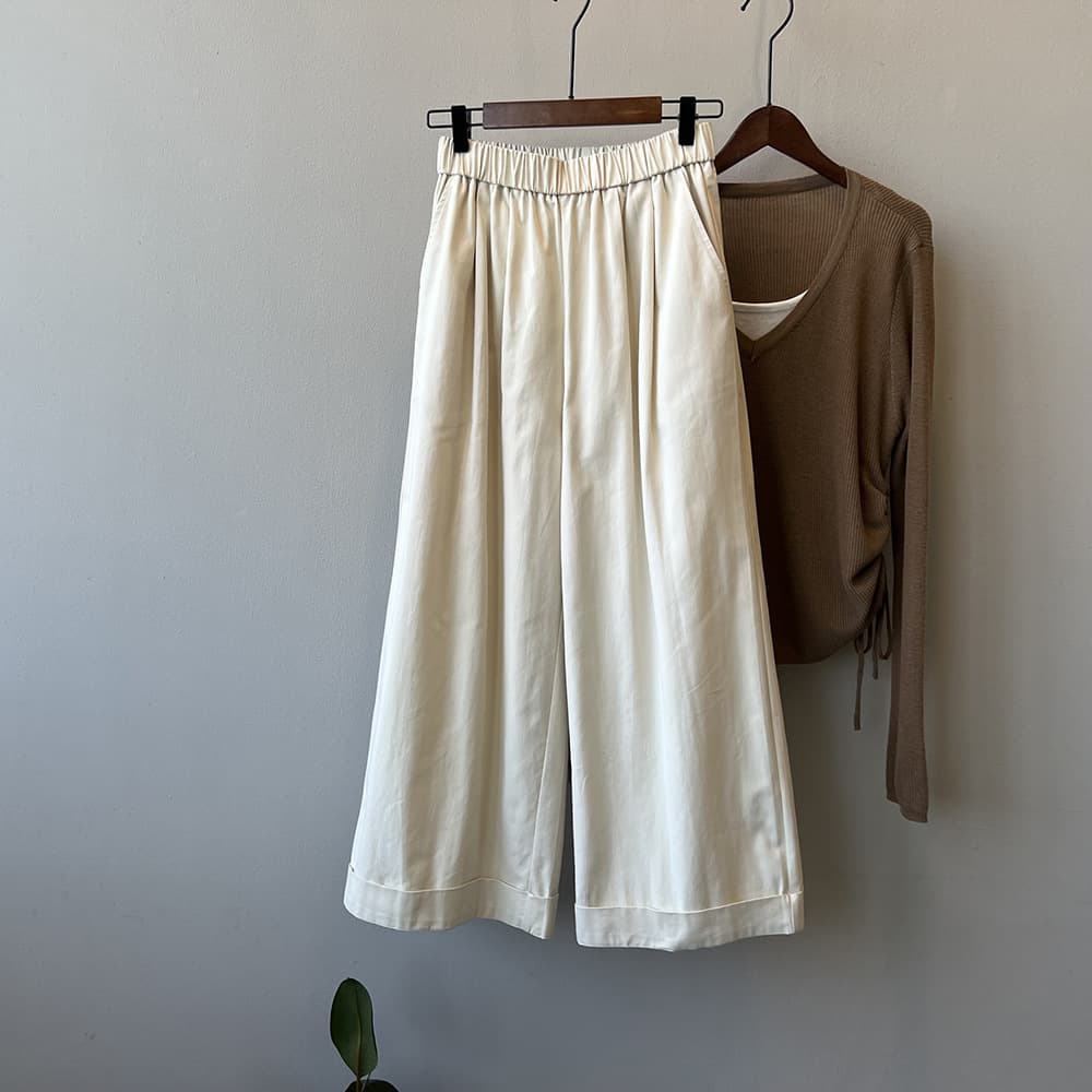 ベージュコーデ ゆったりワイドパンツ リラックスシルエット
