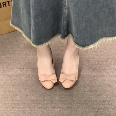 ベージュコーデ リボン付きフラットパンプス