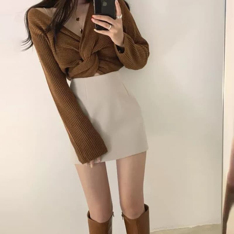 ベージュコーデ すっきりシルエットミニスカート