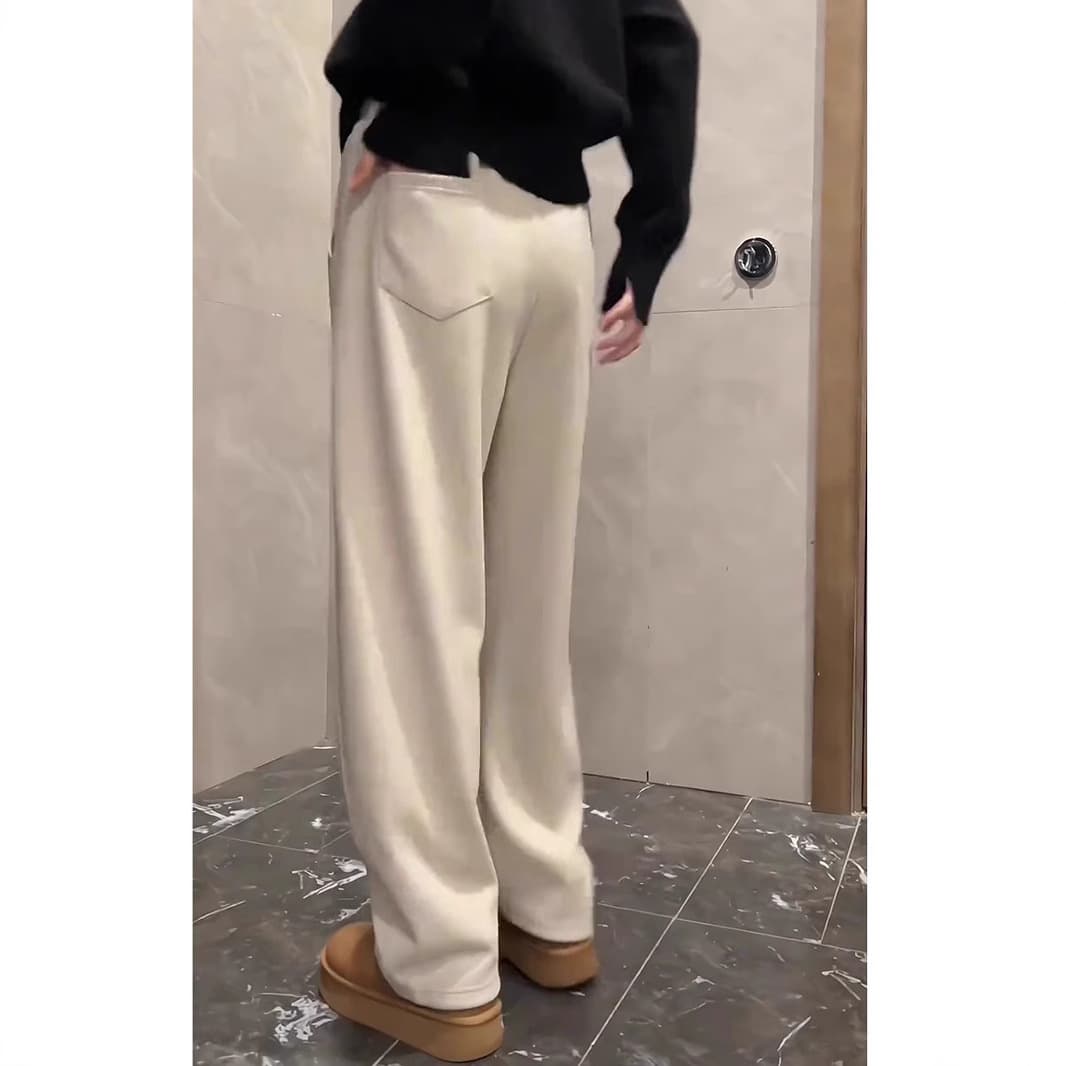 ベージュコーデ ドレープゆったりストレートパンツ