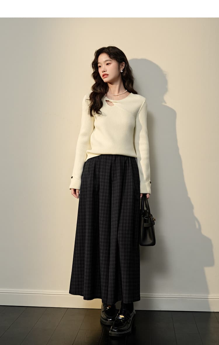 ベージュコーデ キーネック バックル付きニット