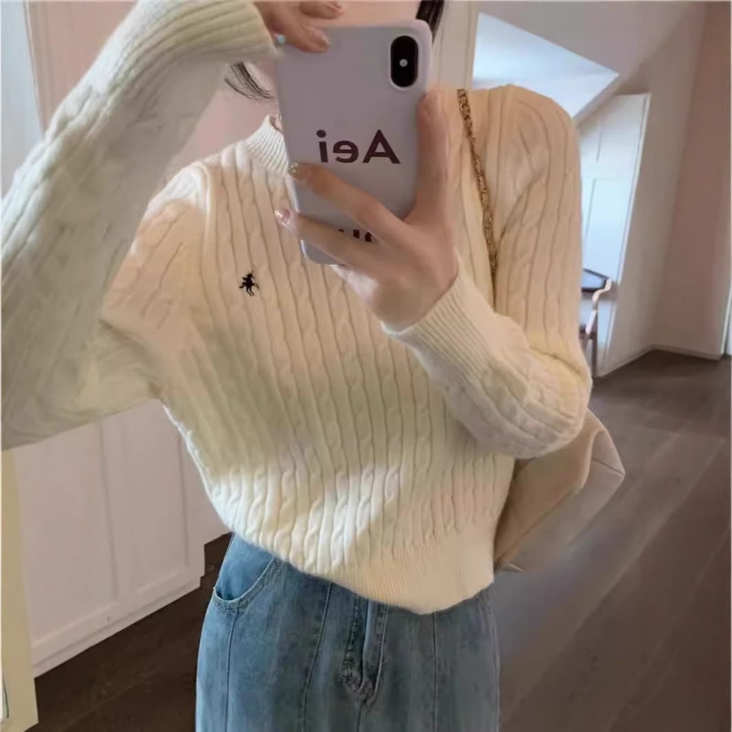 ベージュコーデ 小馬刺繍入り ケーブル編みニット