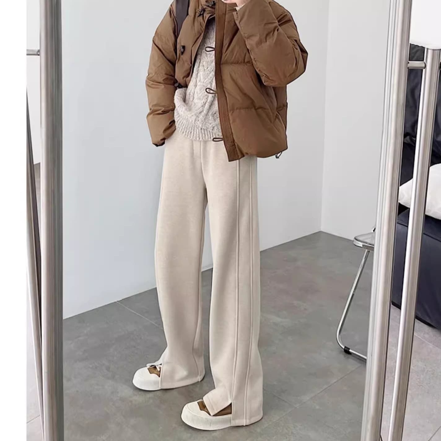 ベージュコーデ ストレートスリット入り美脚パンツ