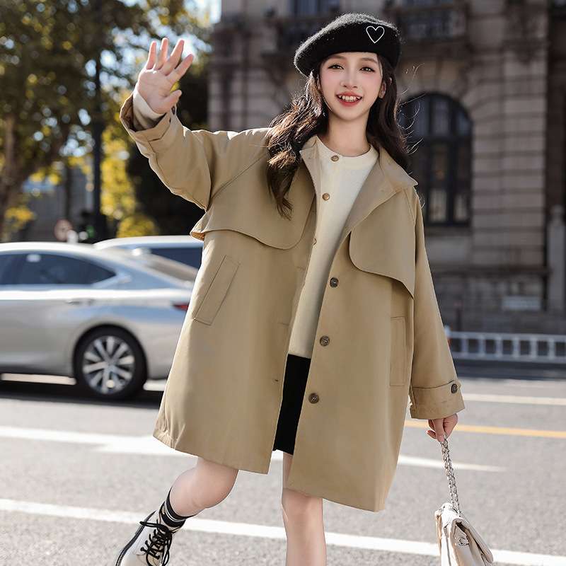 ベージュコーデ シンプル大人トレンチコート