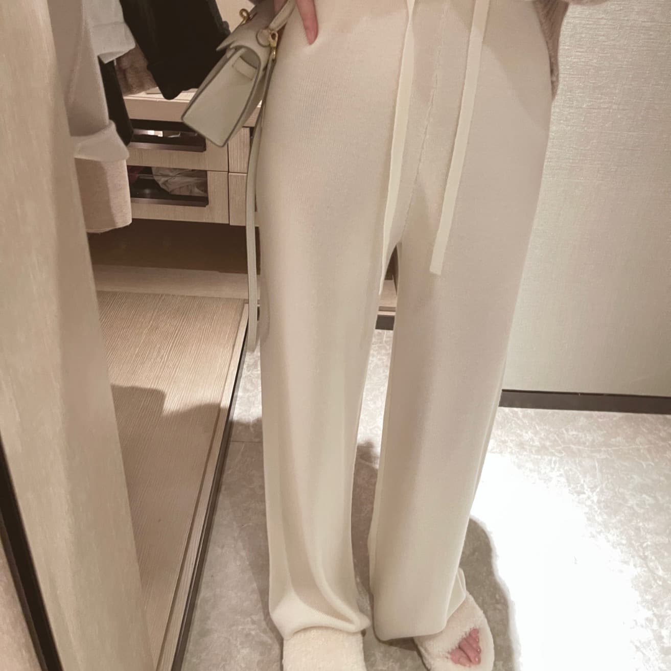 ベージュコーデ ワイドストレートロングパンツ