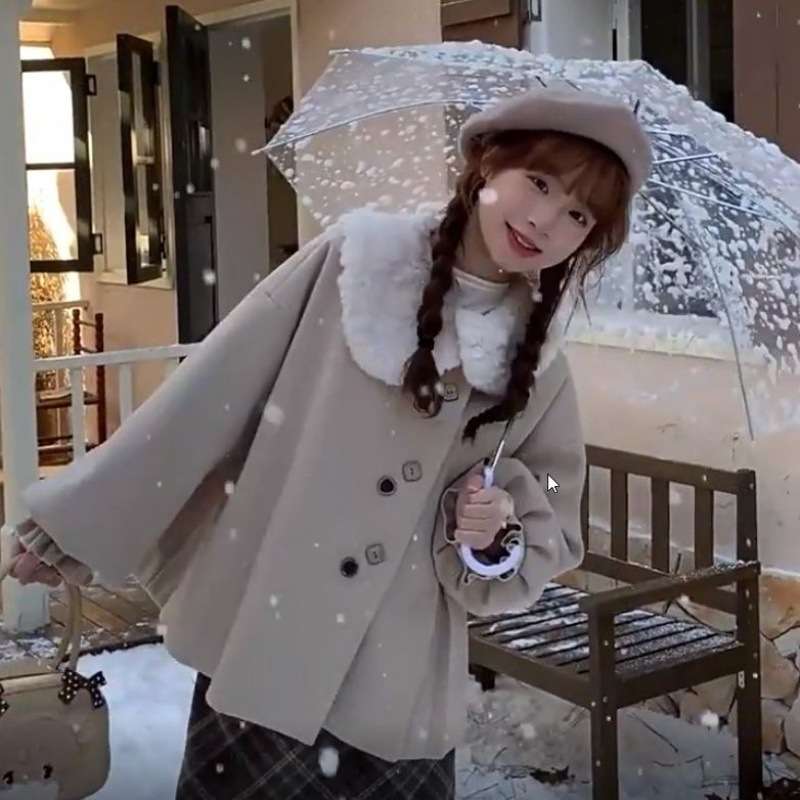 ベージュコーデ ふんわり袖フェアリーコート