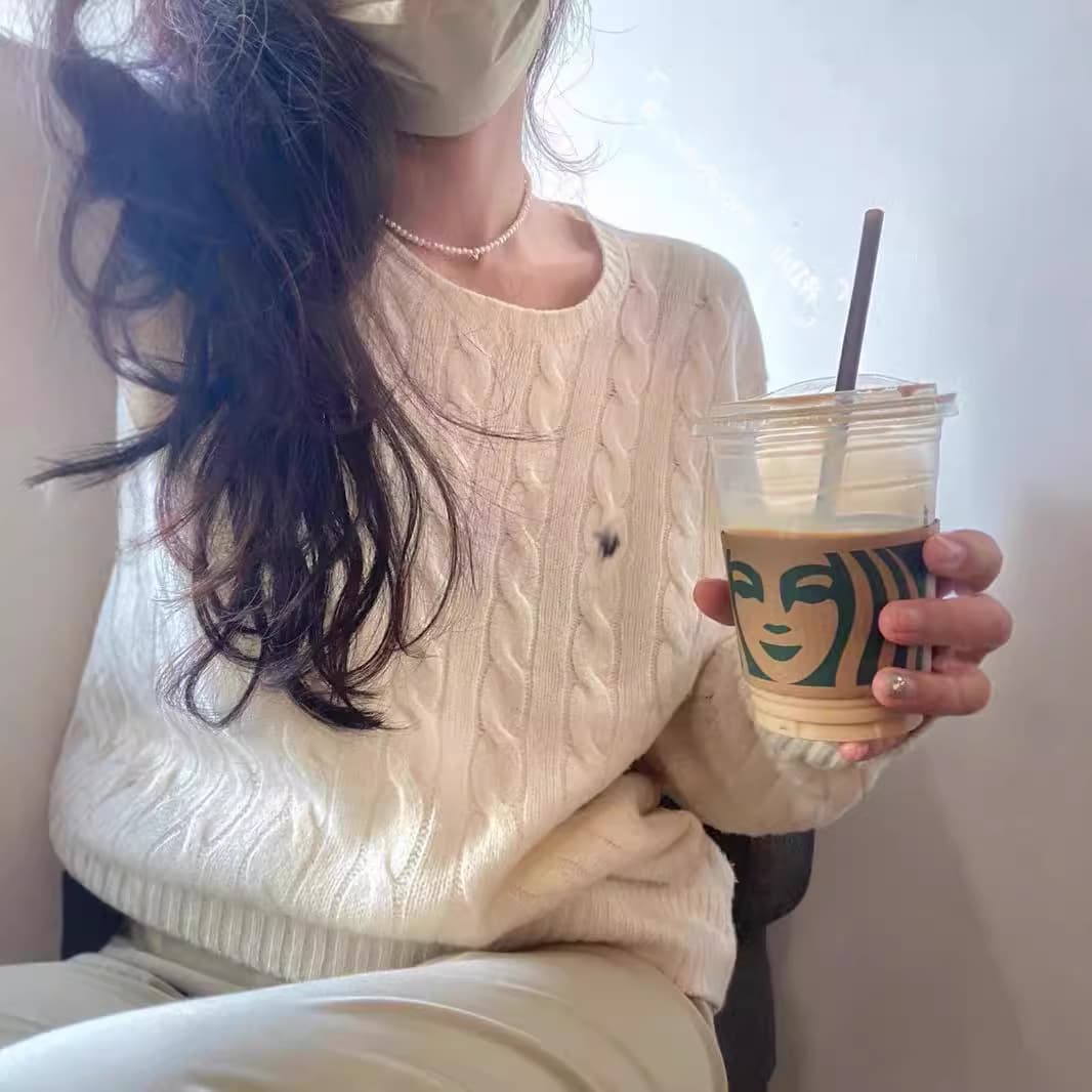 ベージュコーデ ケーブル編みクルーネックセーター