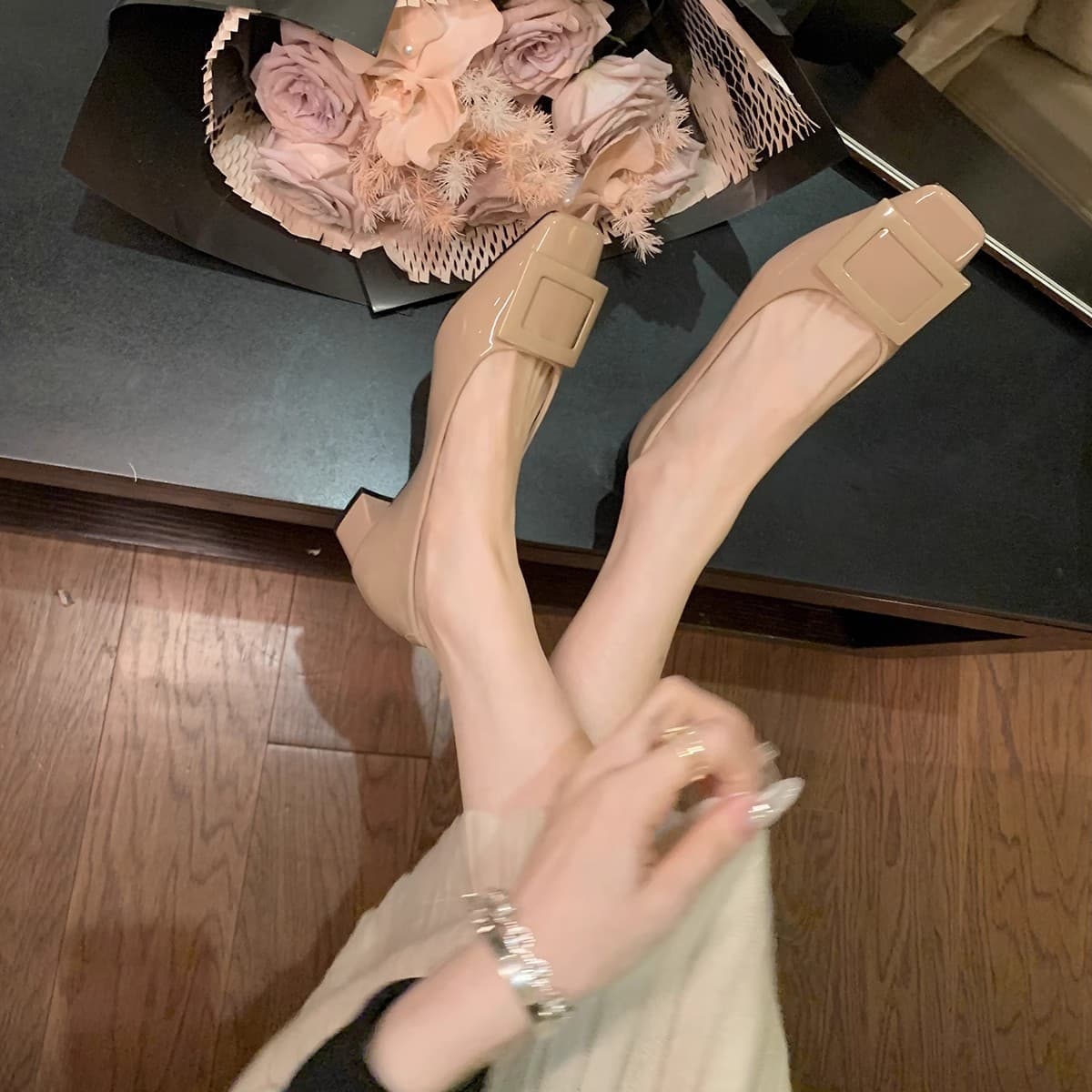 ベージュコーデ パール釦付きローヒールパンプス