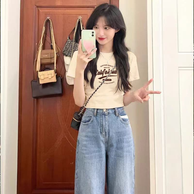 ベージュコーデ カリフォルニアロゴ入りカジュアルTシャツ